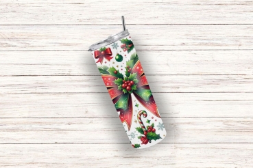 Weihnachtlicher Thermobecher mit roter Schleife, Stechpalmenblättern und Beeren auf einem hellen Holzuntergrund.